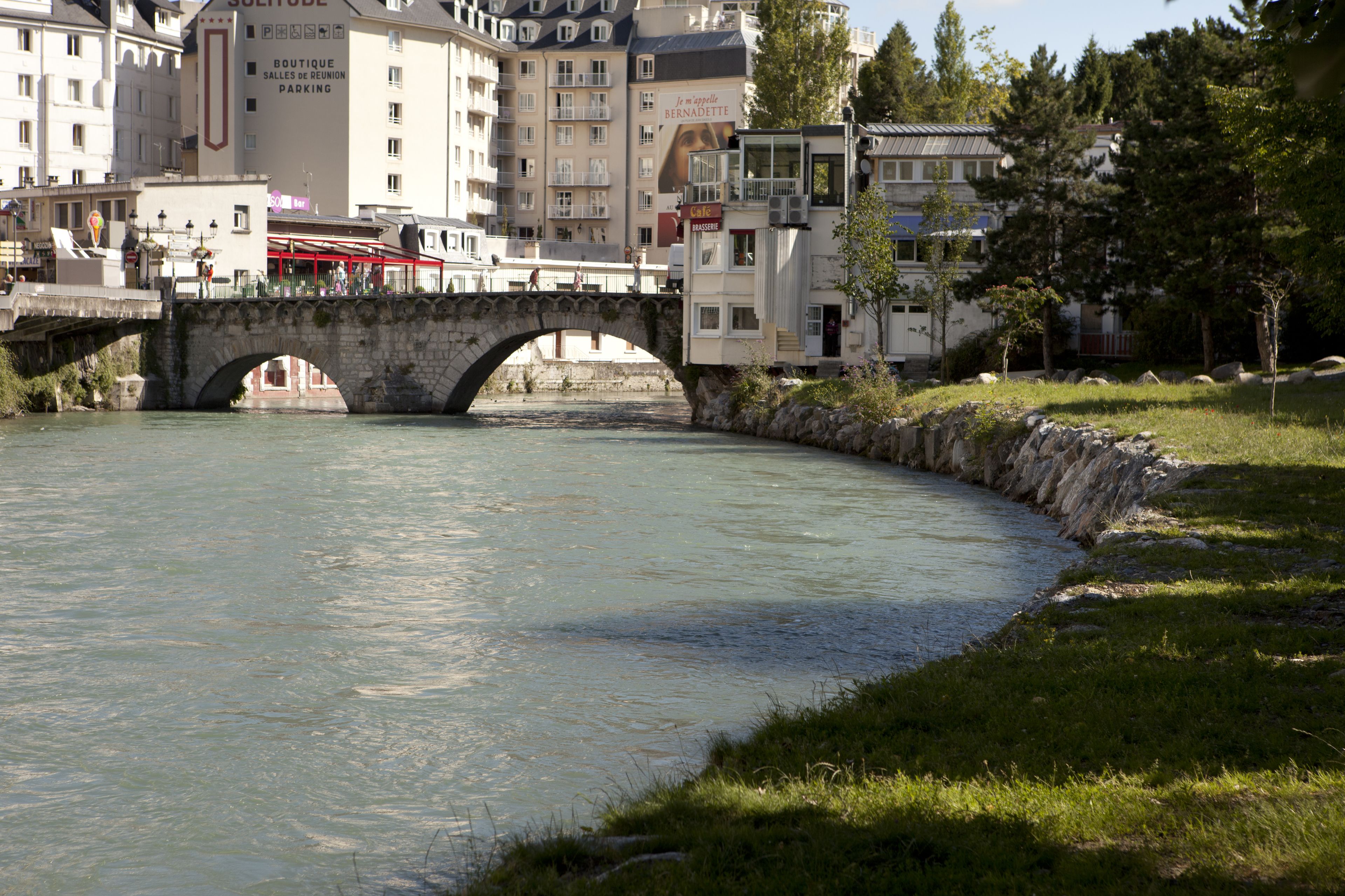 Un puente de piedra sobre un río, con edificios al fondo.