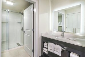 Combined shower/bathtub, free toiletries, hair dryer, towels - Residence Inn by Marriott Worcester (Worcester)