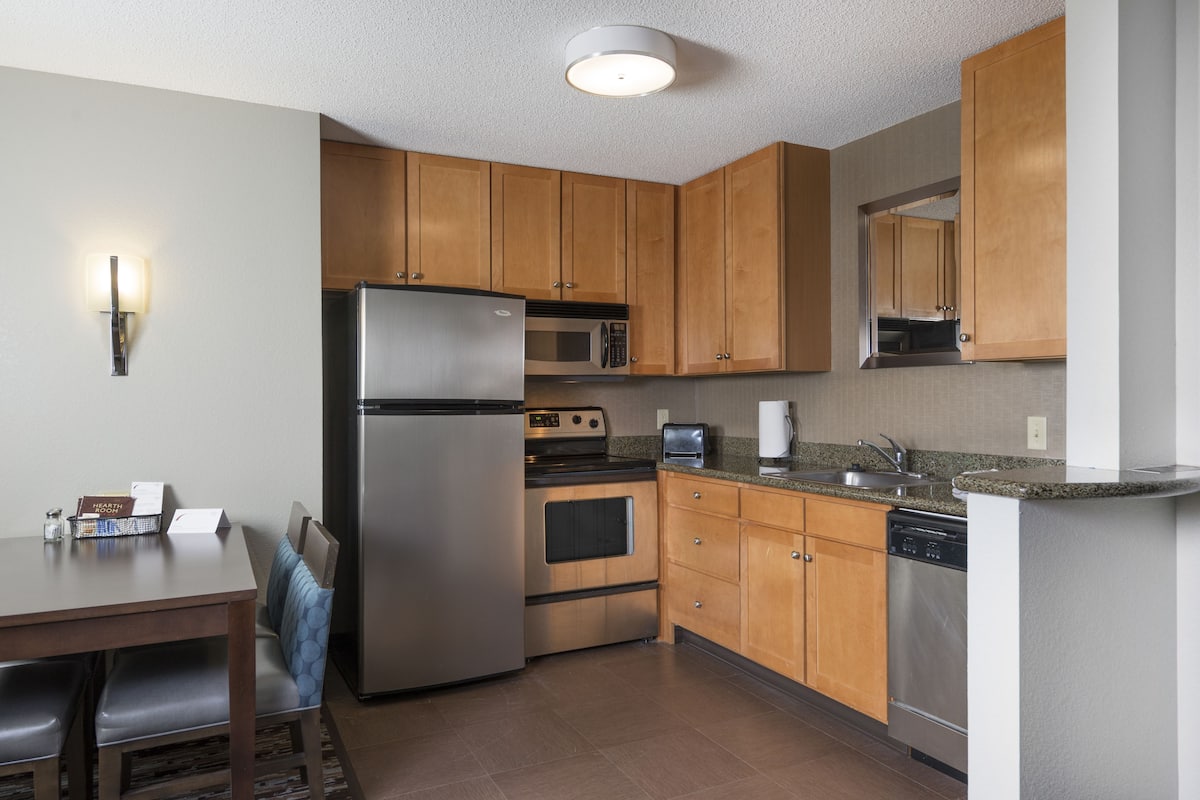 Full-sized fridge, microwave, stovetop, dishwasher