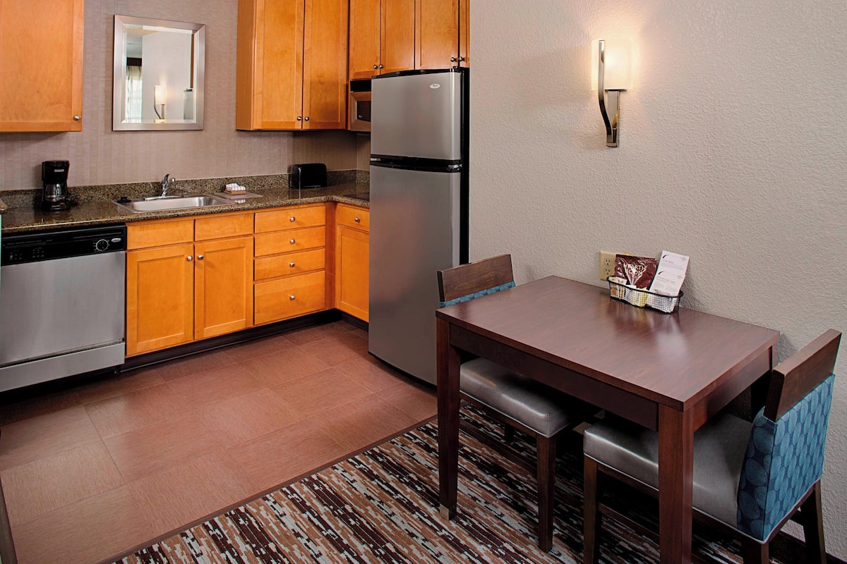 1 bedroom, premium bedding, desk, laptop workspace