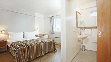 Habitación estándar doble, 1 cama de matrimonio | Ropa de cama hipoalergénica y escritorio