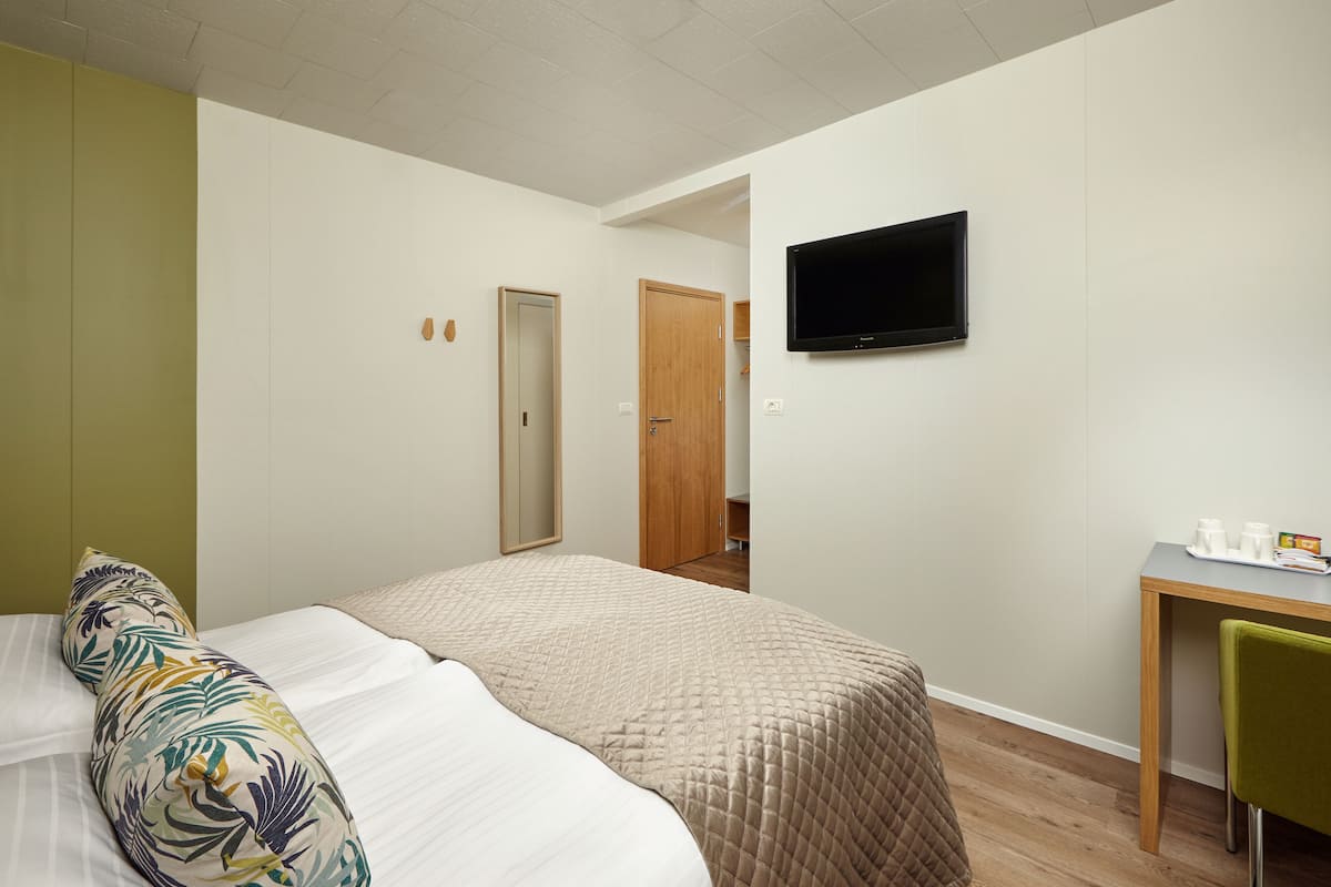 standard twin room | hypo-allergenic bedding, desk, laptop workspace, blackout curtains