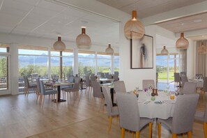 Petit déjeuner et dîner servis sur place, spécialités Cuisine locale