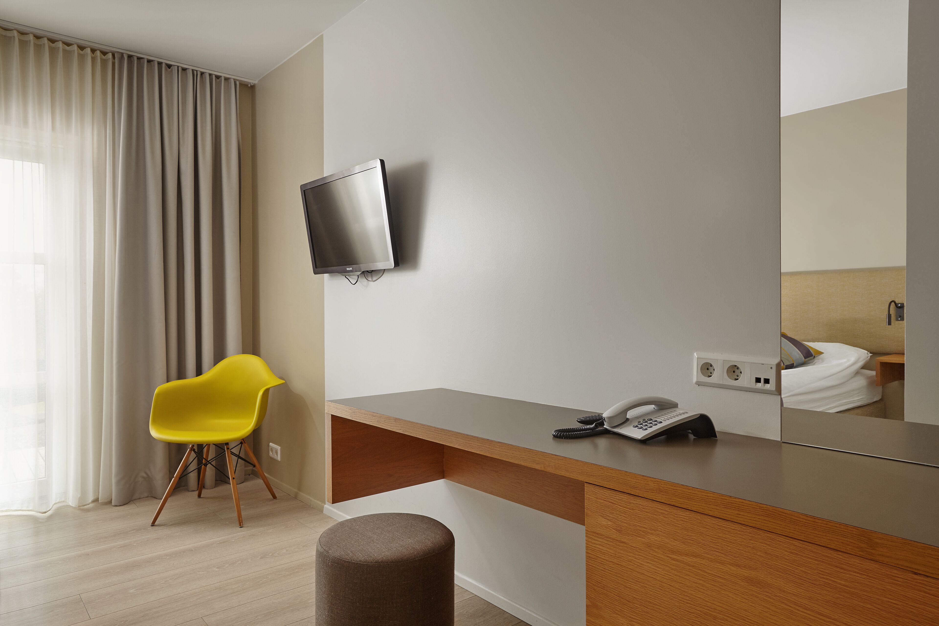 twin guest room | 1 bedroom, hypo-allergenic bedding, in-room safe, desk