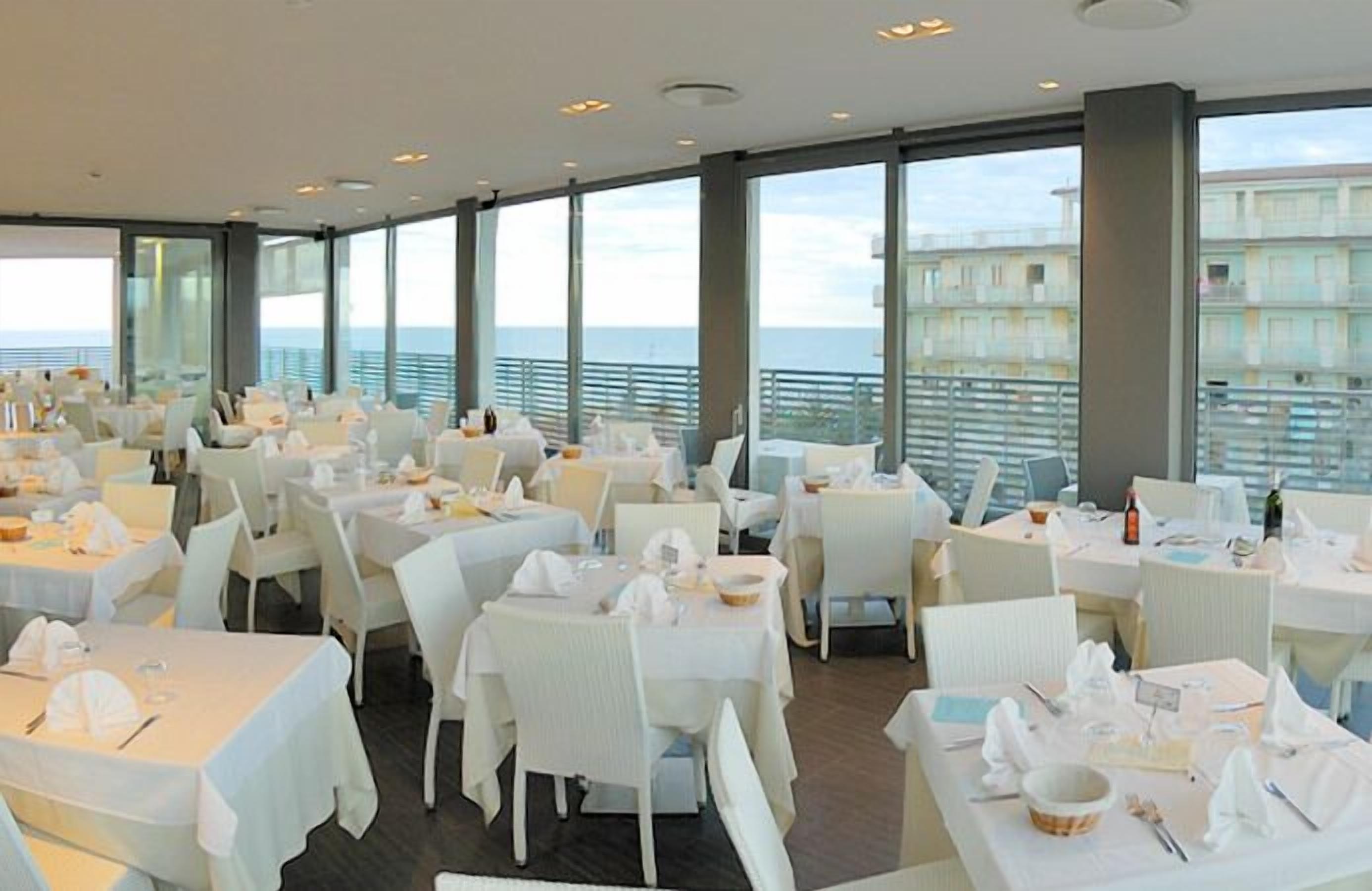 Lunch and dinner served, international cuisine