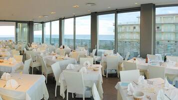 Se sirven almuerzos y cenas, cocina internacional