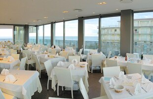 Se sirven almuerzos y cenas, cocina internacional