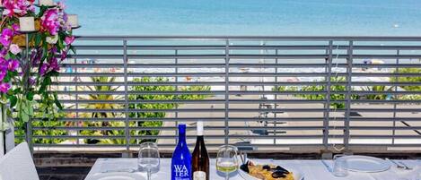 Lunch and dinner served, international cuisine