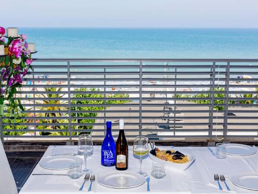 Serveert lunch en diner, internationale gerechten