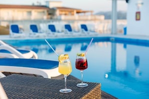 Alberca al aire libre y camastros