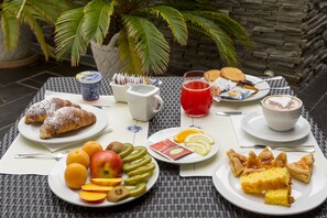 朝食 (ビュッフェ)、毎日提供 (1 名様 8 EUR)