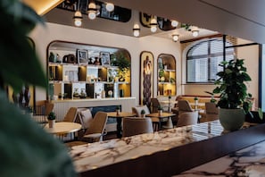 Tägliches Frühstücksbuffet (19 EUR pro Person)