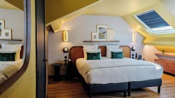 Tremannsrom – junior | Safe på rommet, skrivebord, blendingsgardiner og wi-fi (inkludert)