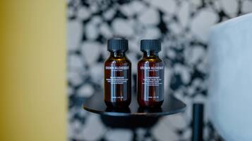 Dos botellas de productos 'Grown Alchemist' sobre una bandeja negra.
