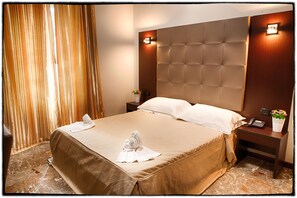 Minibar, Zimmersafe, Schreibtisch, schallisolierte Zimmer
