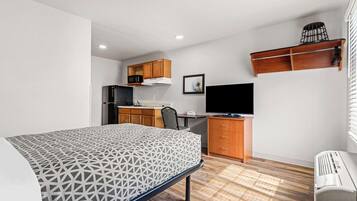 Standard Room, 1 Double Bed, Non Smoking | Desk, blackout drapes, free WiFi, bed sheets
