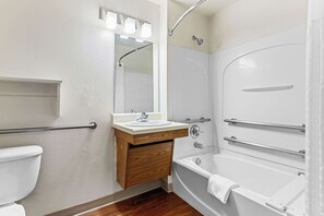 Desk, blackout drapes, free WiFi, bed sheets - WoodSpring Suites Tulsa (Tulsa)