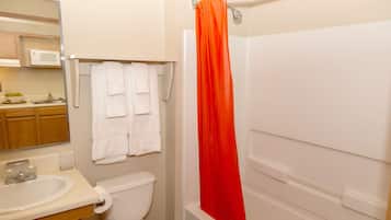 Ensemble baignoire-douche, articles de toilette (gratuits)