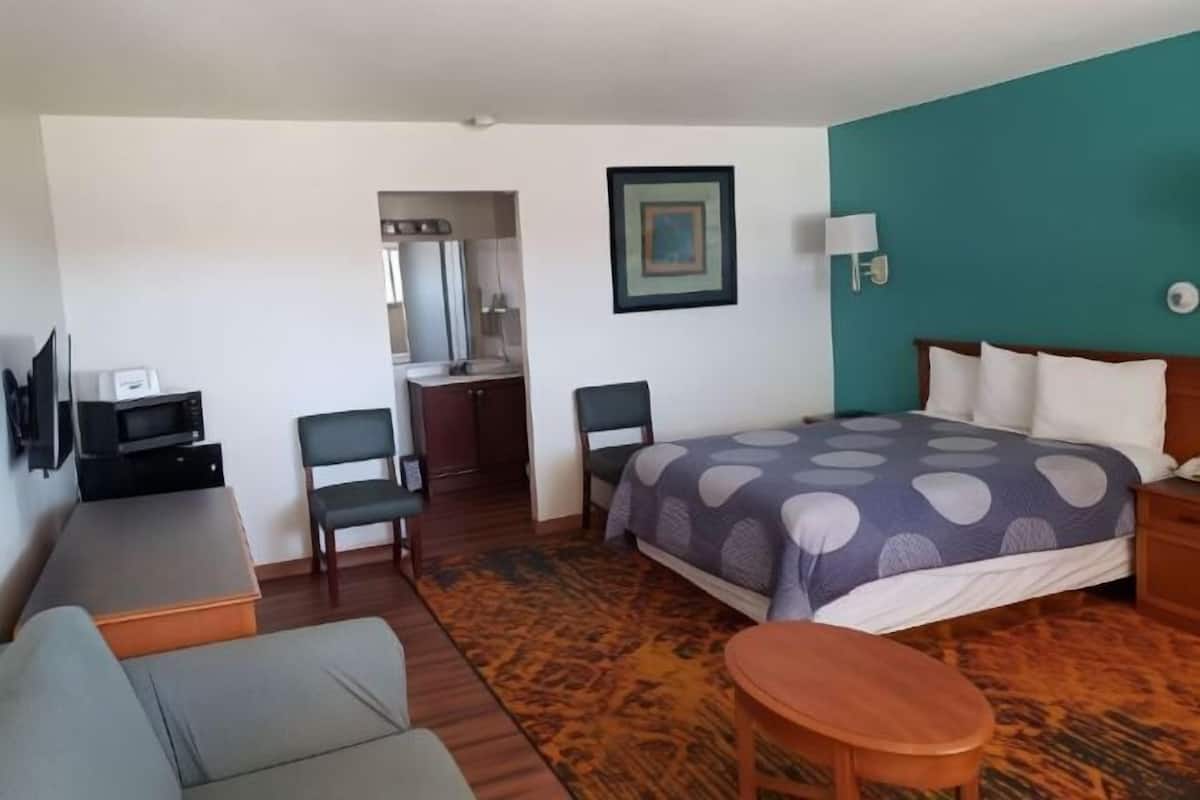 Iron/ironing board, free WiFi, bed sheets