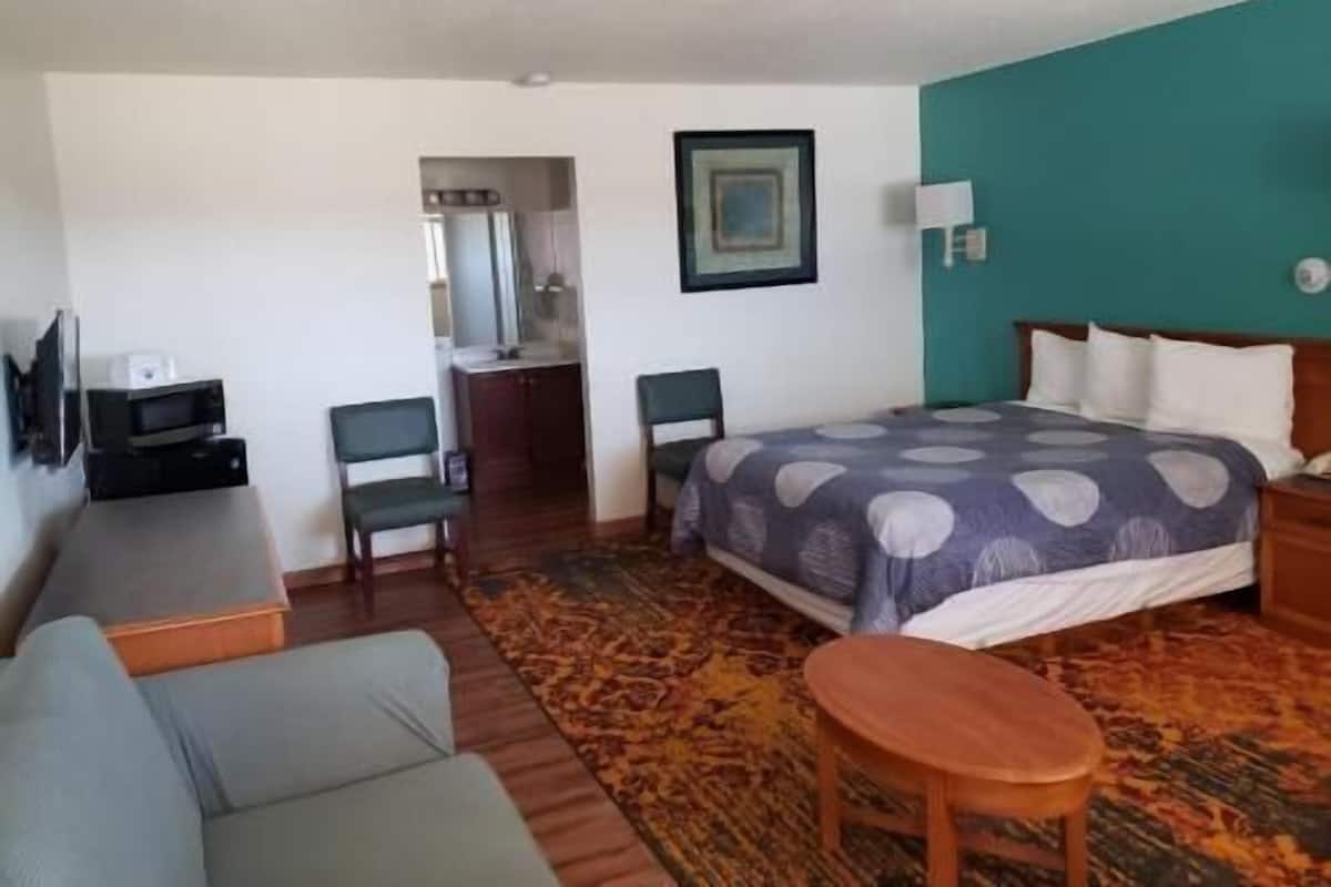 Iron/ironing board, free WiFi, bed sheets