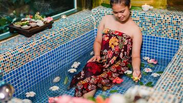Salas de tratamiento para parejas, una bañera de hidromasaje, baño turco