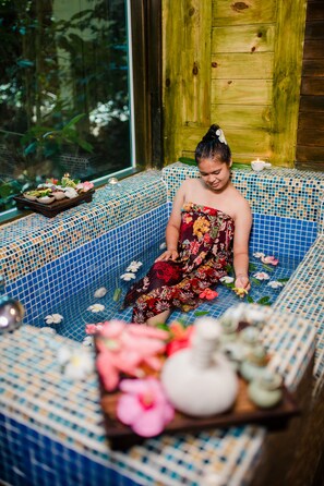 雙人療程室、浴缸、蒸氣室、美體療程、芳療、深層組織按摩