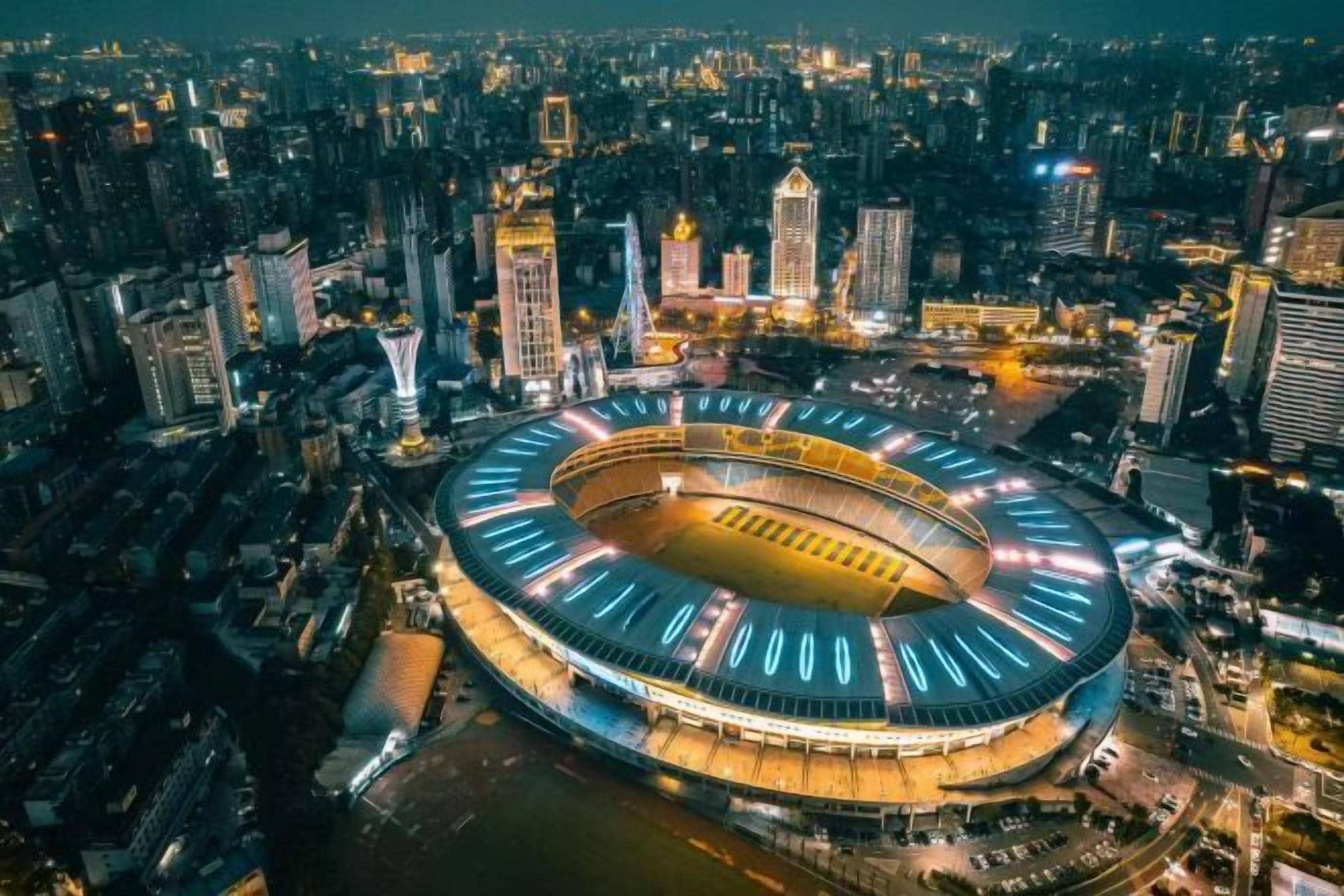 Un estadio grande y circular rodeado de edificios altos.