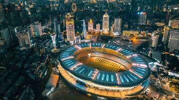 Un estadio grande y circular rodeado de edificios altos.