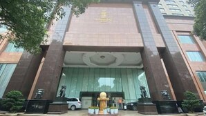 A hotel entrance with a large sign reading "SUNSHINE HOTEL". - Changsha Jinyuan Yangguang Hotel (Wu Yi Square Helong Stadium) (Changsha)