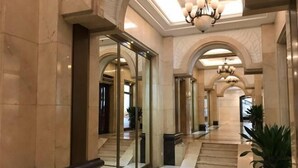 A spacious, well-lit hallway with marble flooring, large glass doors, and a chandelier. - Changsha Jinyuan Yangguang Hotel (Wu Yi Square Helong Stadium) (Changsha)