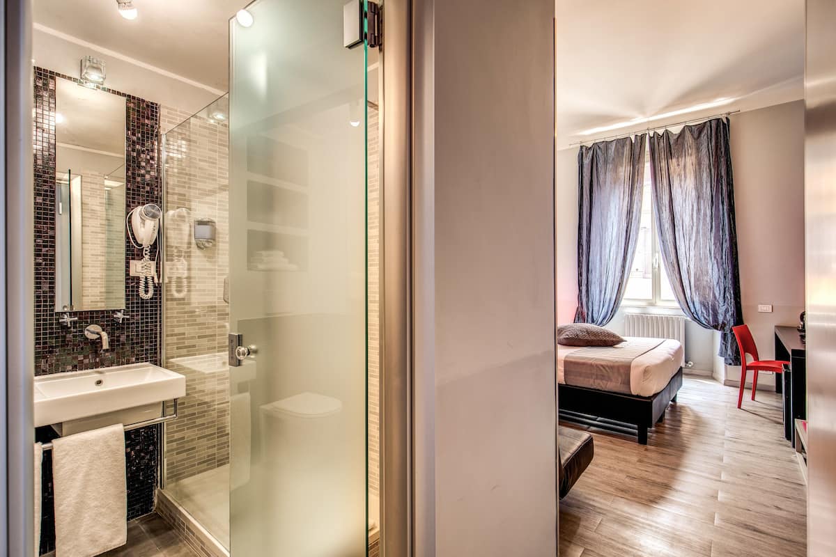 Habitación doble superior | Minibar, caja de seguridad en la habitación y escritorio