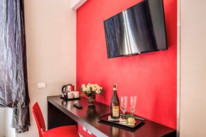 Minibar, in-room safe, desk, soundproofing - Wrh Suites (Rome)