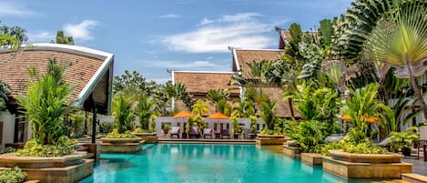 Kolam renang outdoor, dengan payung kolam renang dan kursi berjemur