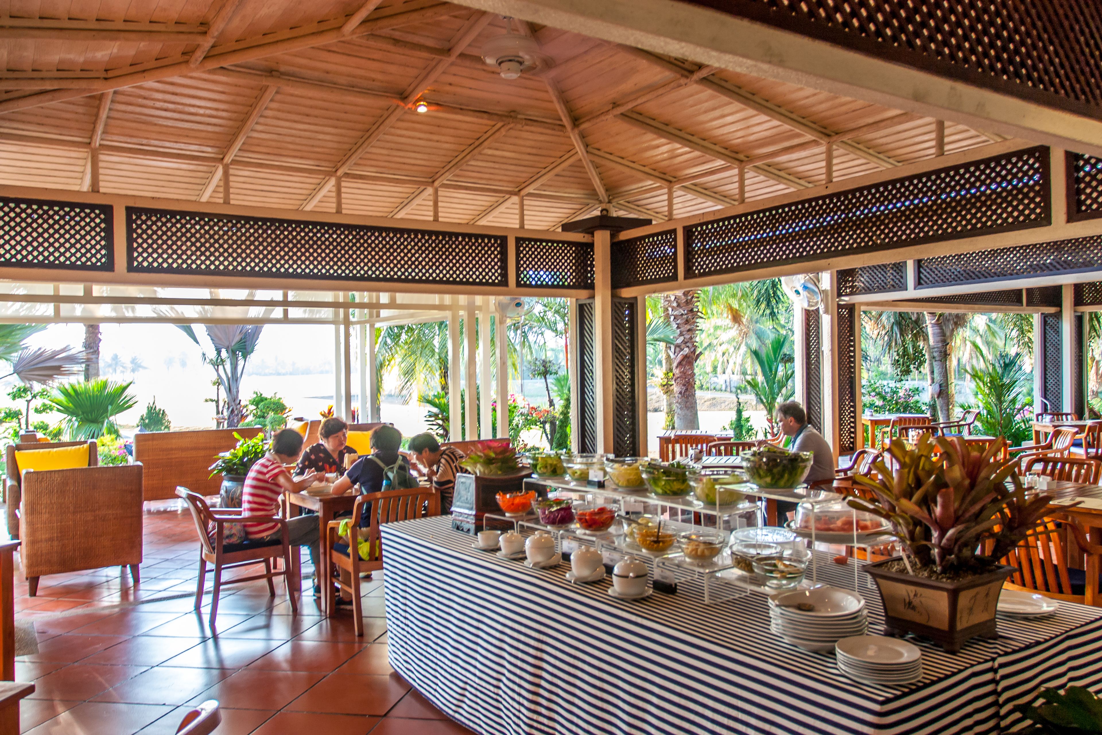 Daily cooked-to-order breakfast (THB 450 per person)