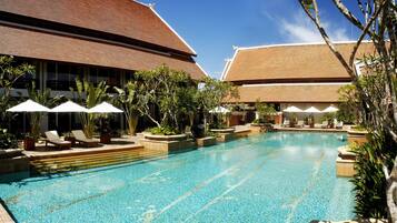 Kolam renang outdoor, dengan payung kolam renang dan kursi berjemur