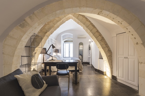 Junior Süit | Kaliteli yatak takımı, kuştüyü yorgan, Select Comfort yatak, minibar