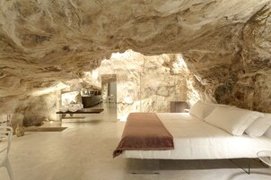 Luxury Suite, Hot Tub, Garden View | Premium bedding, down comforters, Select Comfort beds, minibar