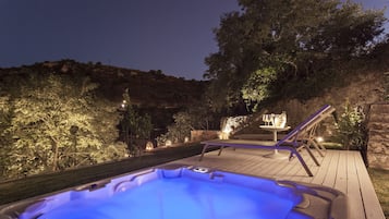 Luxury Suite, Hot Tub, Garden View | Private spa tub