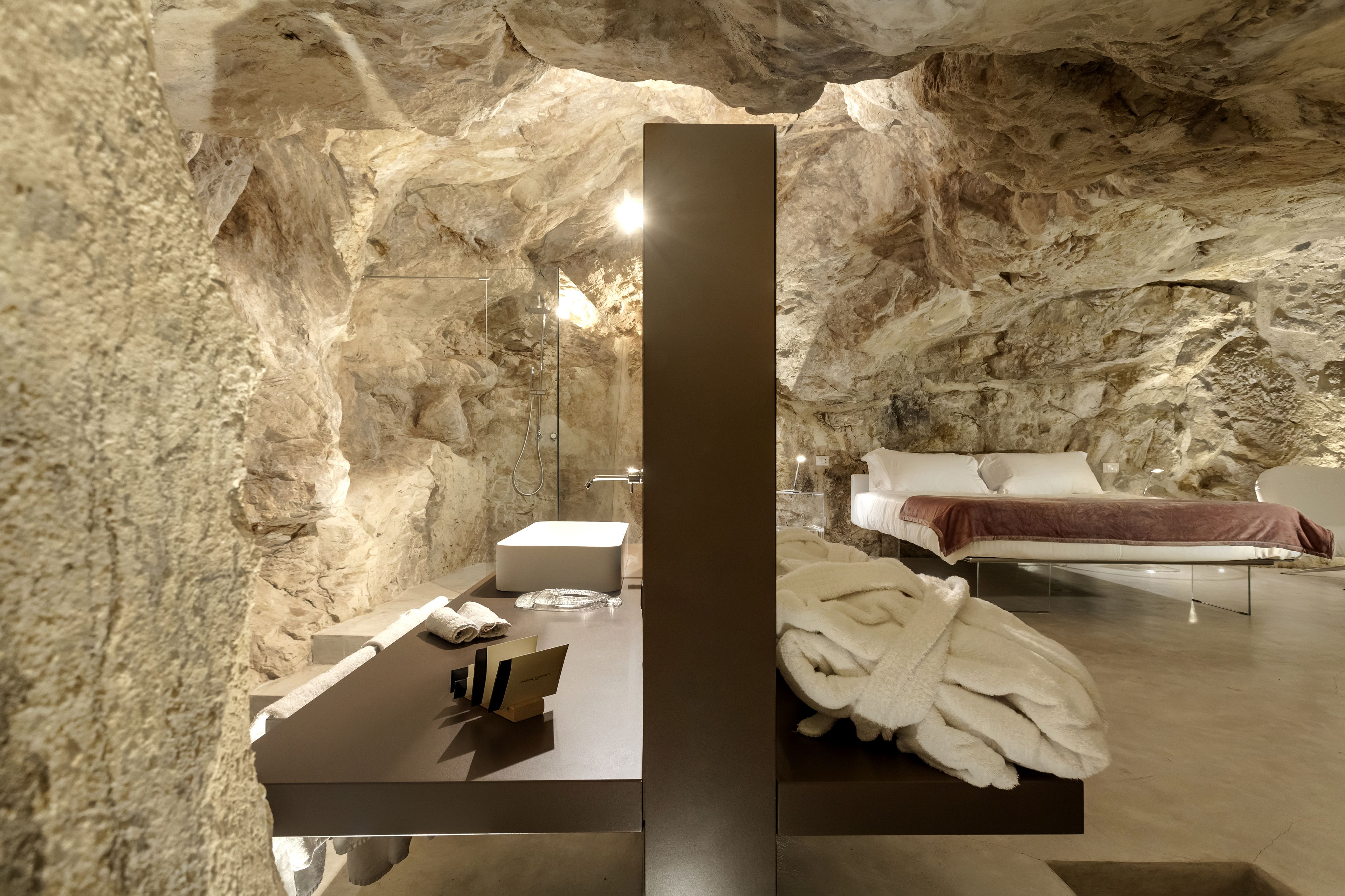 luxury suite, hot tub, garden view | premium bedding, down duvets, select comfort beds, minibar