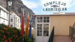 Un chemin menant à un bâtiment sur lequel on peut lire l’inscription « COMPLEJO LAURISILVA ».