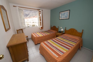 1 habitación, escritorio y ropa de cama 
