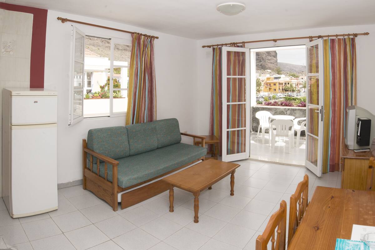 1 chambre, bureau, draps fournis