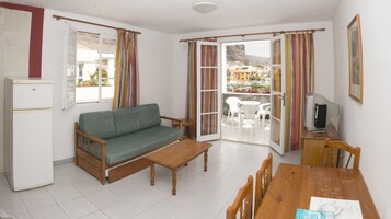 1 bedroom, desk, bed sheets