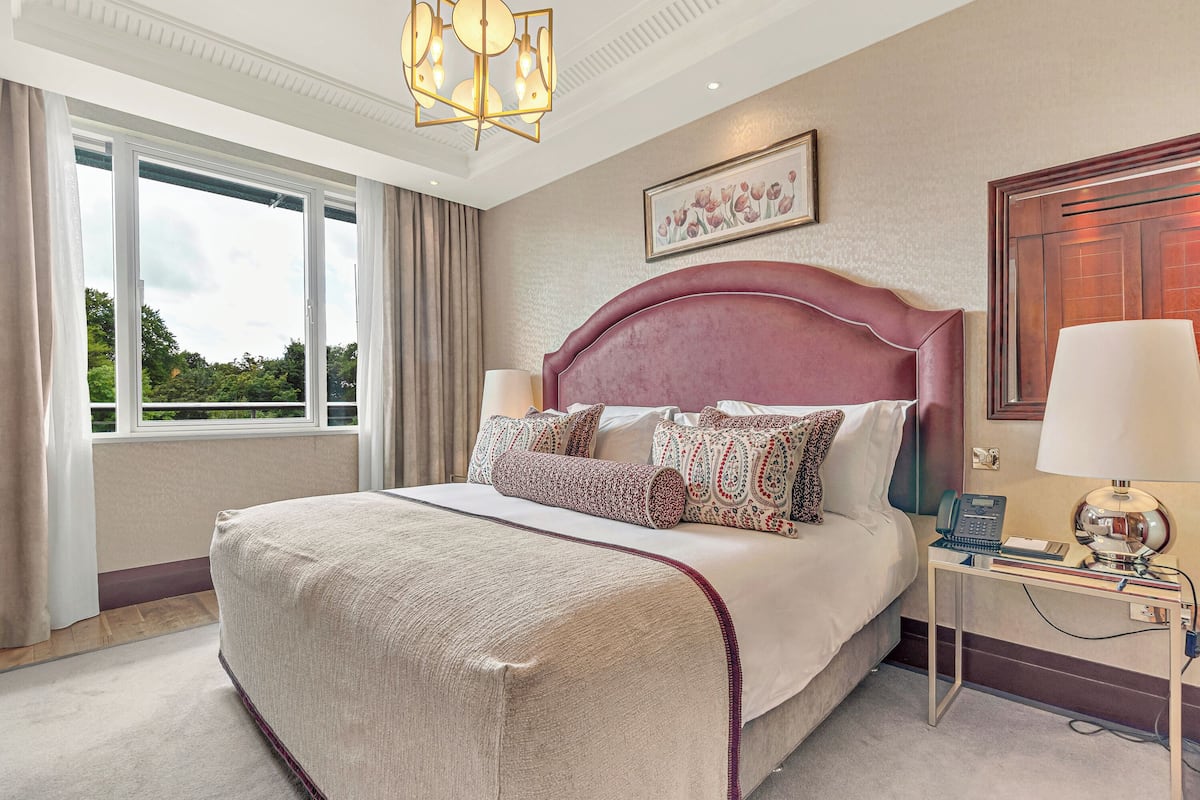 Deluxe Suite | 1 bedroom, premium bedding, Tempur-Pedic beds, minibar
