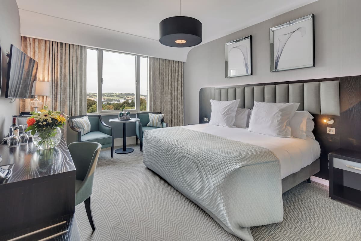Deluxe Room, 1 King Bed | 1 bedroom, premium bedding, Tempur-Pedic beds, minibar