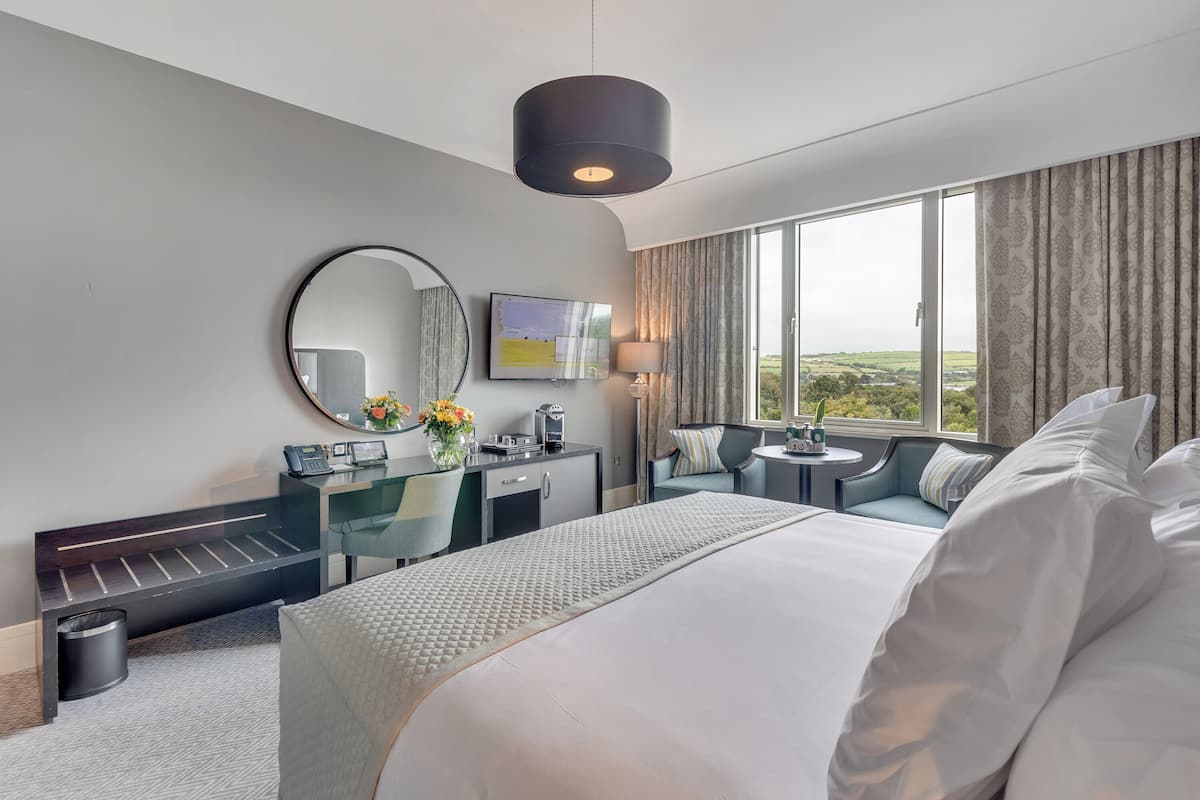 deluxe room, 1 king bed | 1 bedroom, premium bedding, tempur-pedic beds, minibar