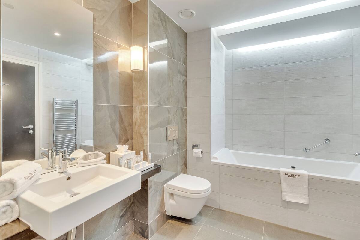 deluxe room, balcony | bathroom | combined shower/bathtub, rainfall showerhead, designer toiletries