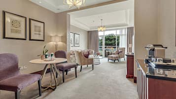 Deluxe Suite | Living area | Flat-screen TV, pay movies