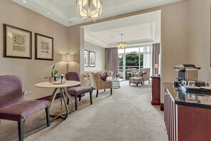 Deluxe Suite | Living area