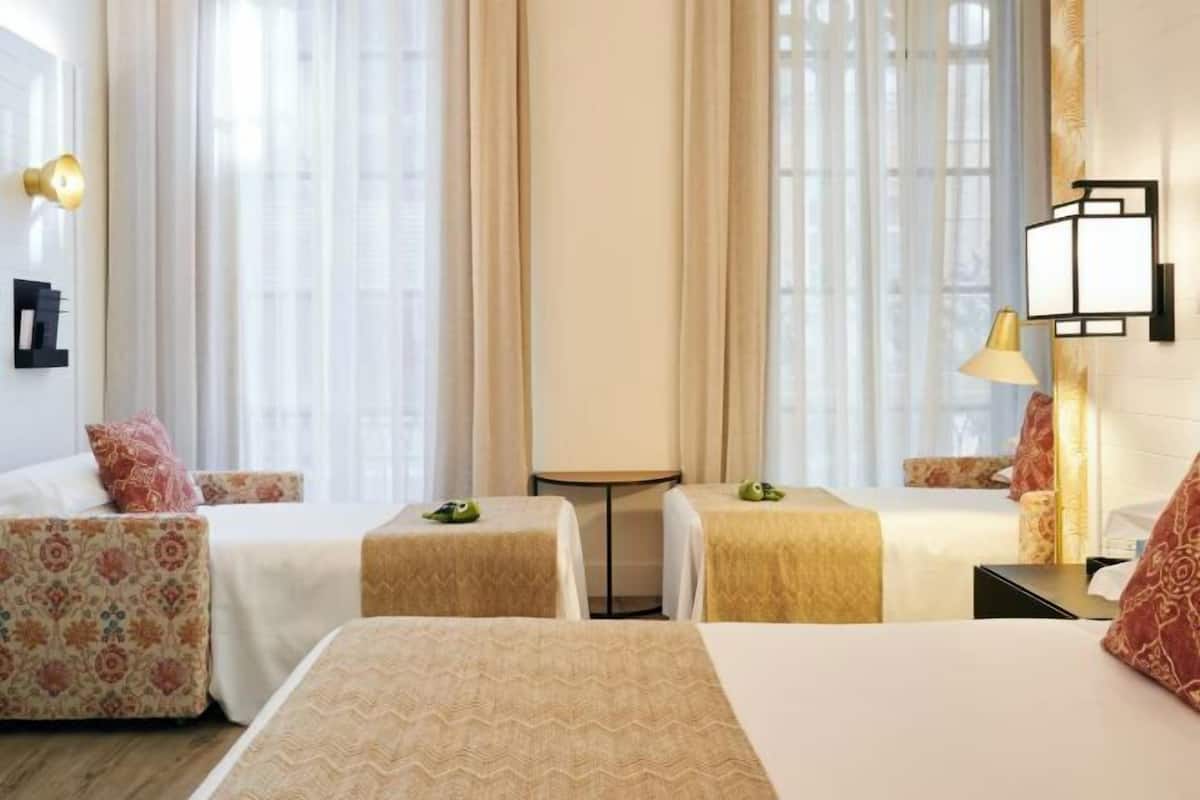 1 sovrum, duntäcken, minibar och värdeförvaringsskåp på rummet
